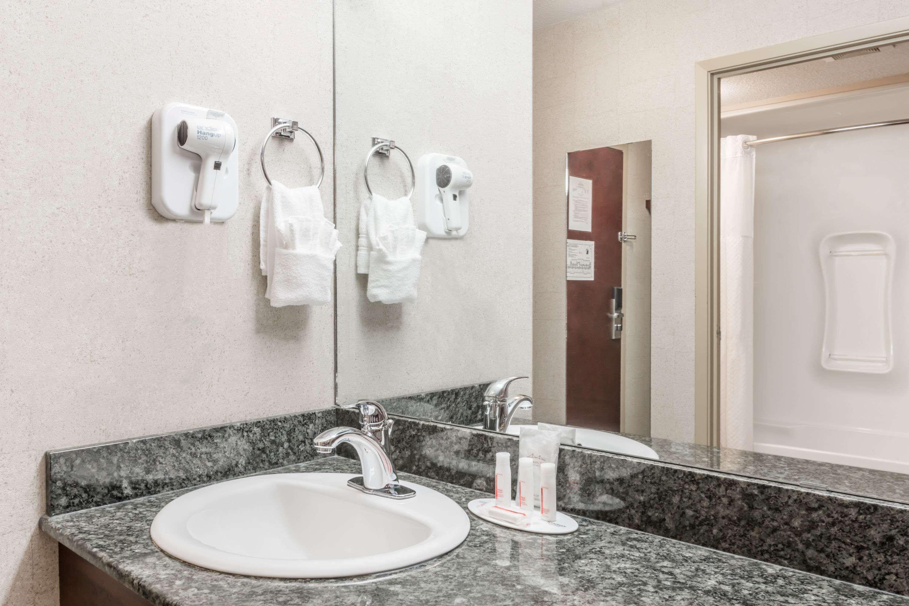 Super 8 By Wyndham Red Deer City Centre מראה חיצוני תמונה