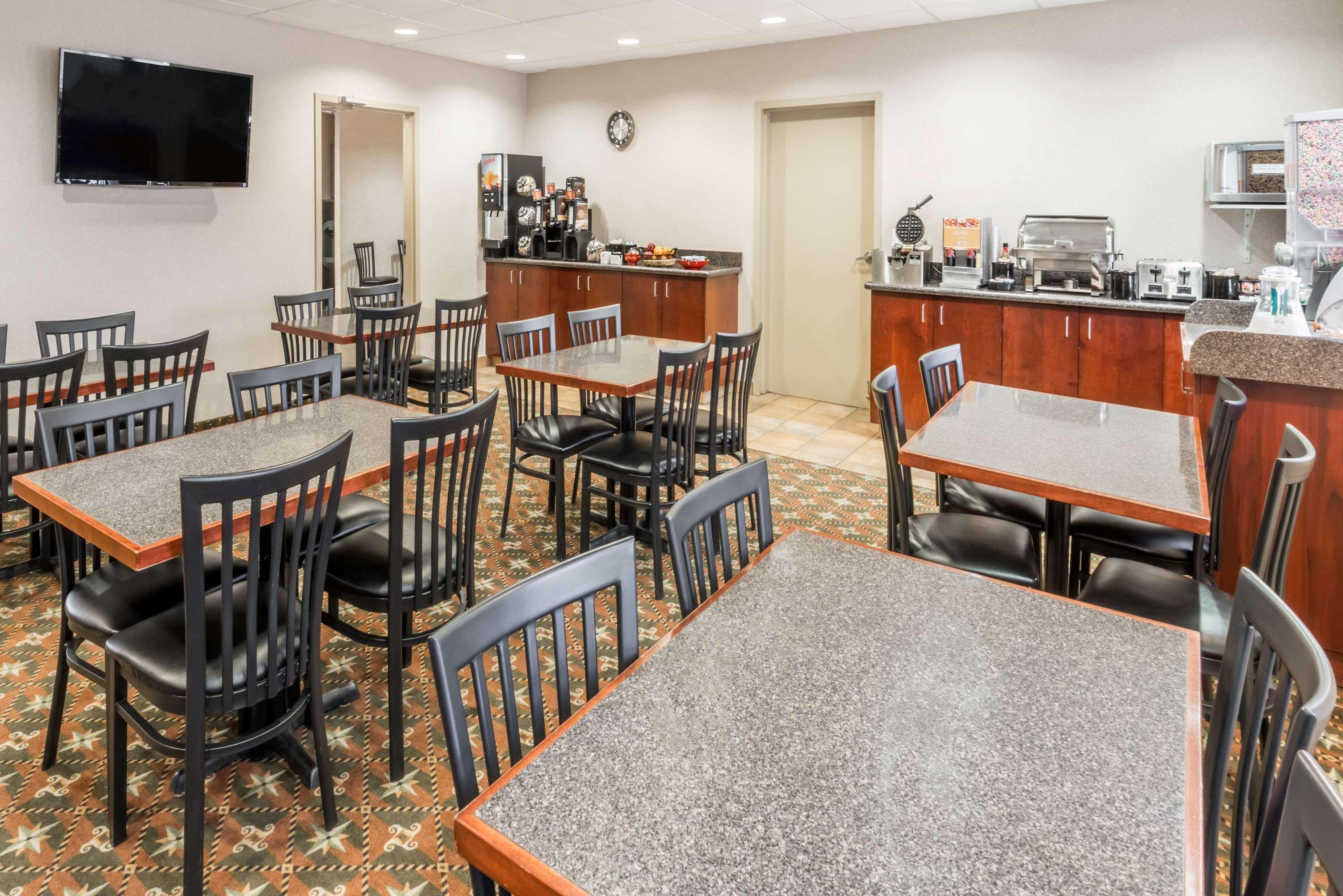Super 8 By Wyndham Red Deer City Centre מראה חיצוני תמונה