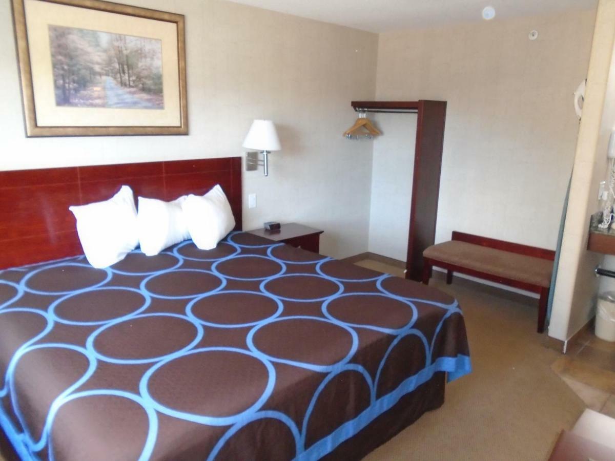 Super 8 By Wyndham Red Deer City Centre מראה חיצוני תמונה