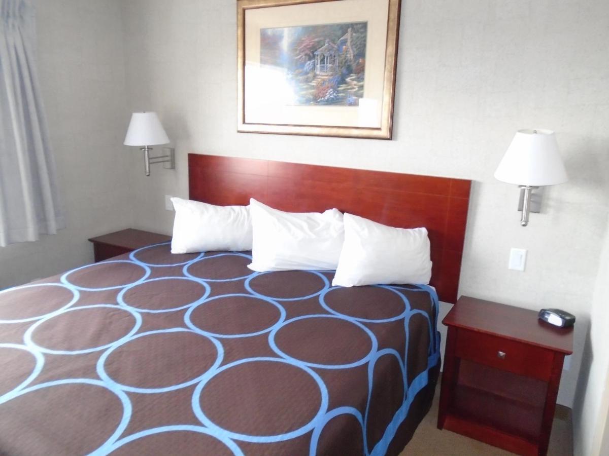 Super 8 By Wyndham Red Deer City Centre מראה חיצוני תמונה