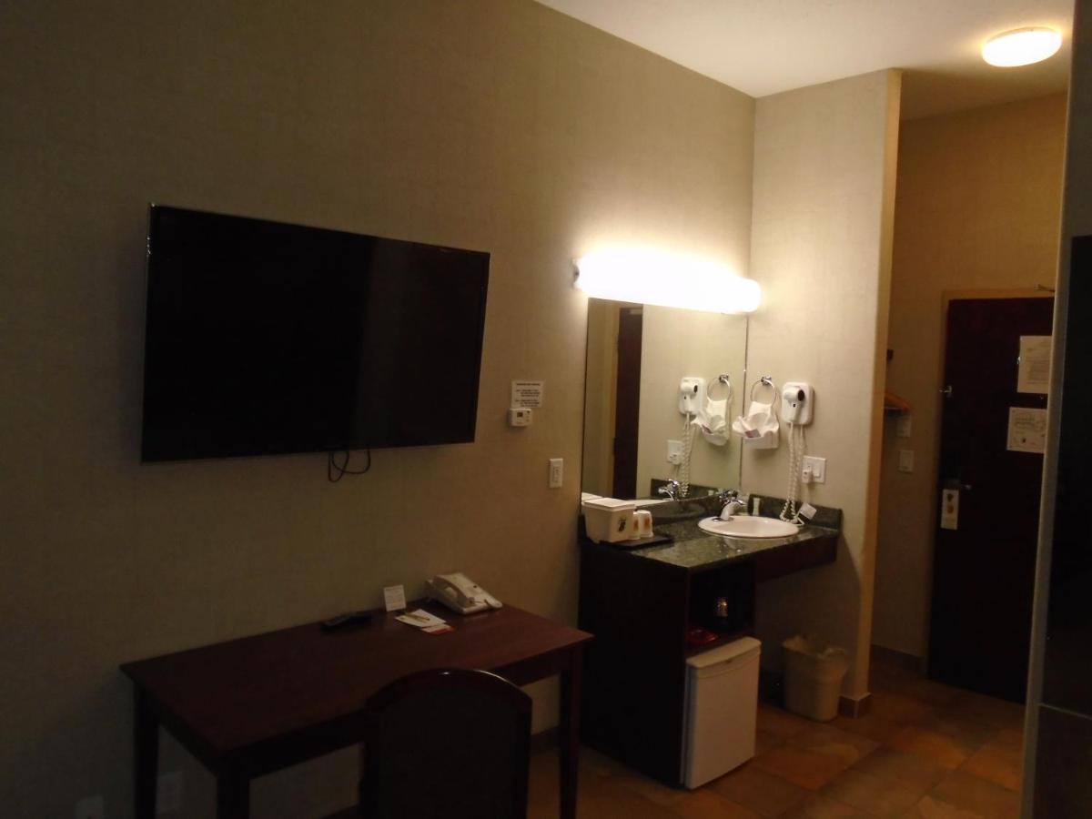 Super 8 By Wyndham Red Deer City Centre מראה חיצוני תמונה